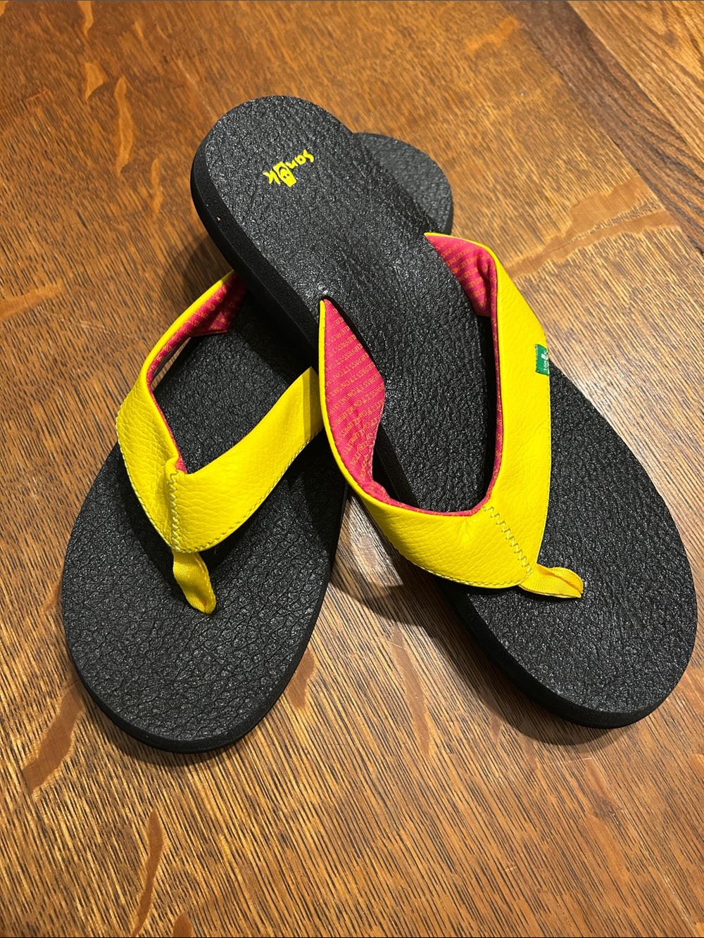 Sanuk Flip Flops Women’s Size 11 Yellow and Pink